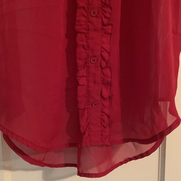 Super cute Chocolate top: faux button front, Lacy shoulders & back, great length - Picture 7 of 9